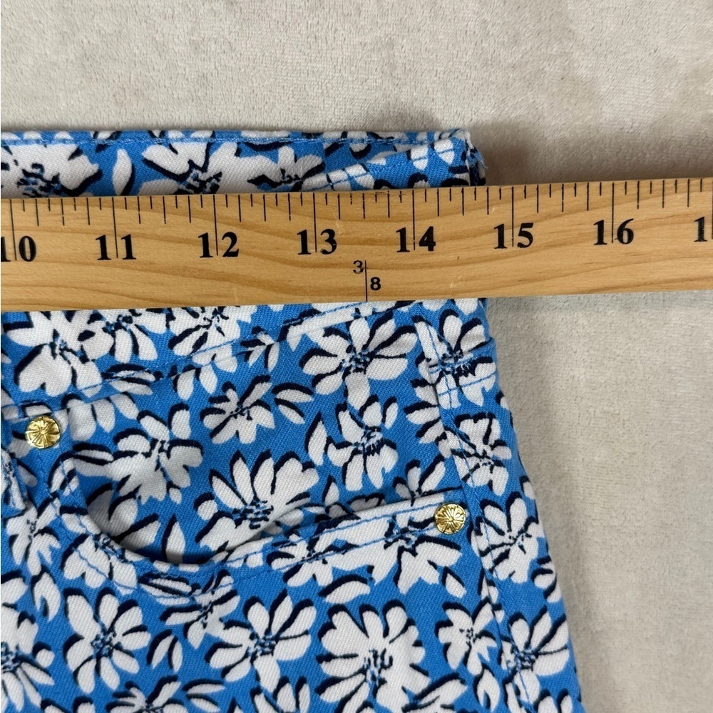 Lilly Pulitzer Sz 2 Stretch Cotton Blue and White All Over Pattern Floral Shorts - Picture 8 of 10